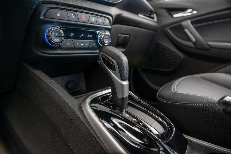 Детали интерьера Chevrolet Tracker Premier 2020 года  (фото 5 из 17)
